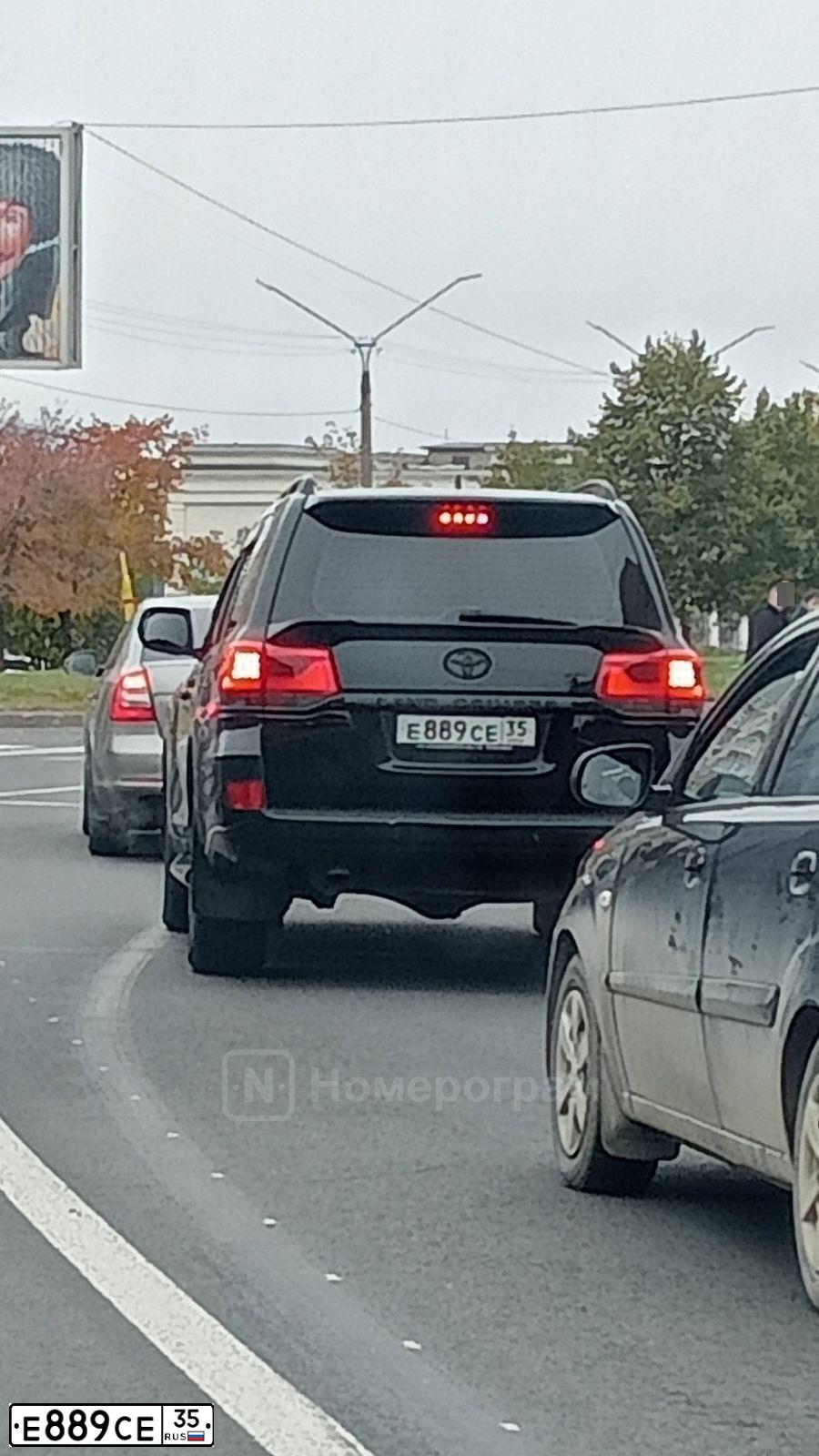 Фото автомобиля TOYOTA LANDCRUISER 200, 2015 — госномер Е889СЕ35. Цвет: ЧЕРНЫЙ