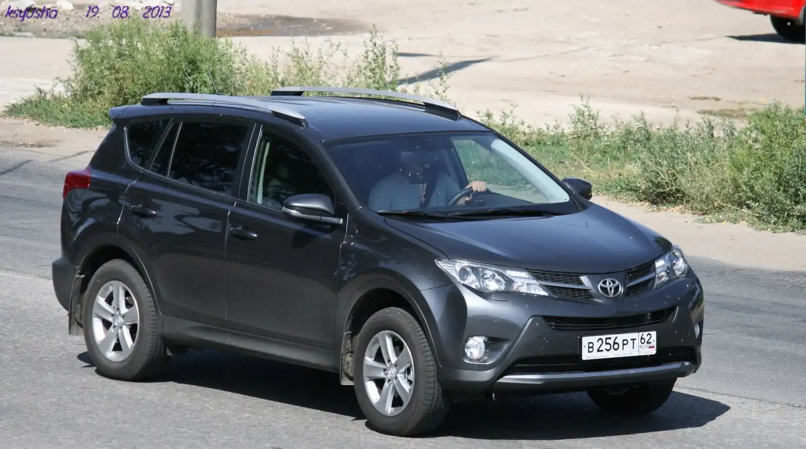Фото автомобиля TOYOTA RAV4, 2013 — госномер В256РТ62. Цвет: СЕРЫЙ