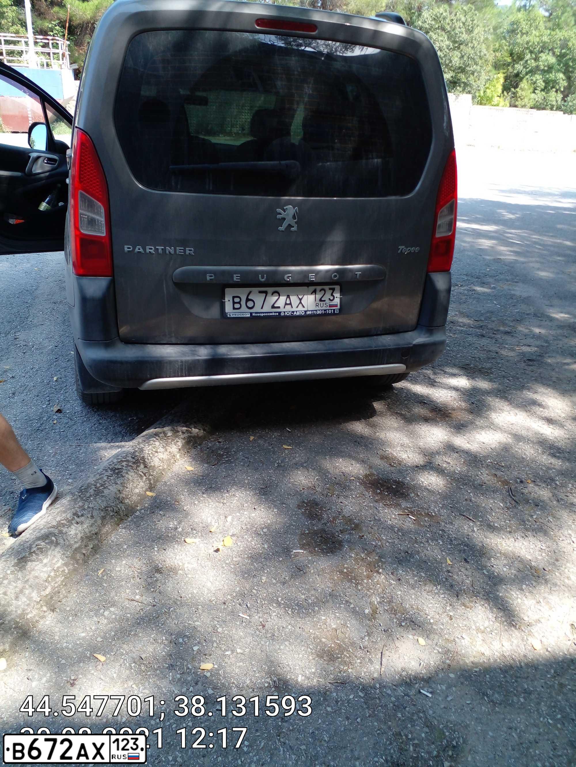 Фото автомобиля PEUGEOT PARTNER, 2011 — госномер В672АХ123. Цвет: СЕРЫЙ