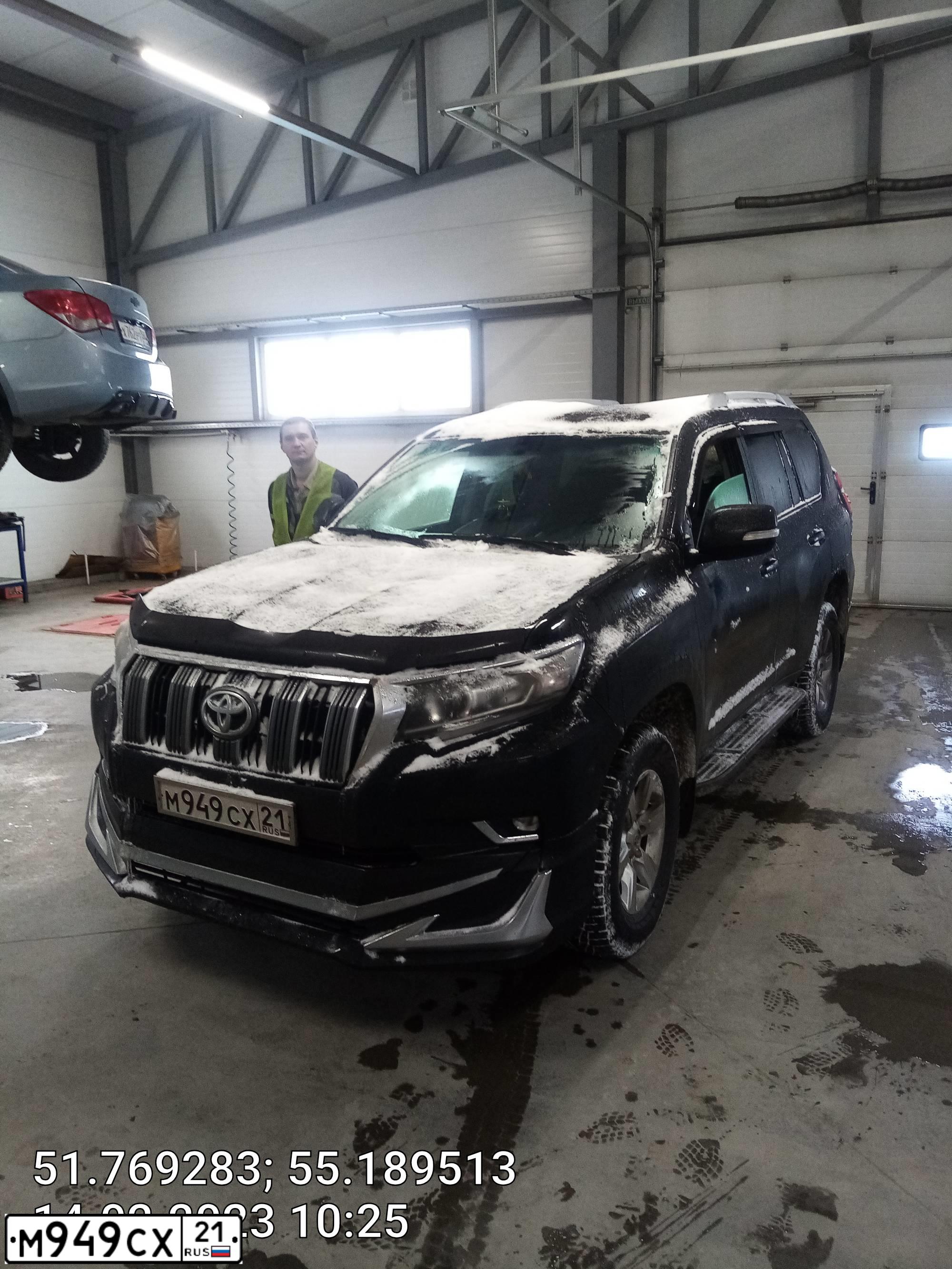 Фото автомобиля TOYOTA LANDCRUISER, 2015 — госномер Е111ОО21. Цвет: ЧЕРНЫЙ
