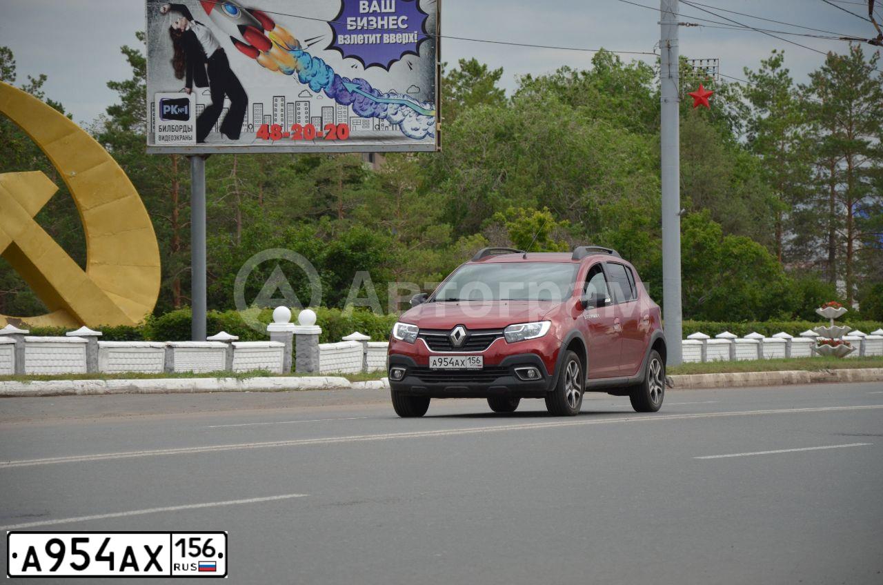 Фото автомобиля RENAULT SANDERO, 2020 — госномер А954АХ156. Цвет: Красный