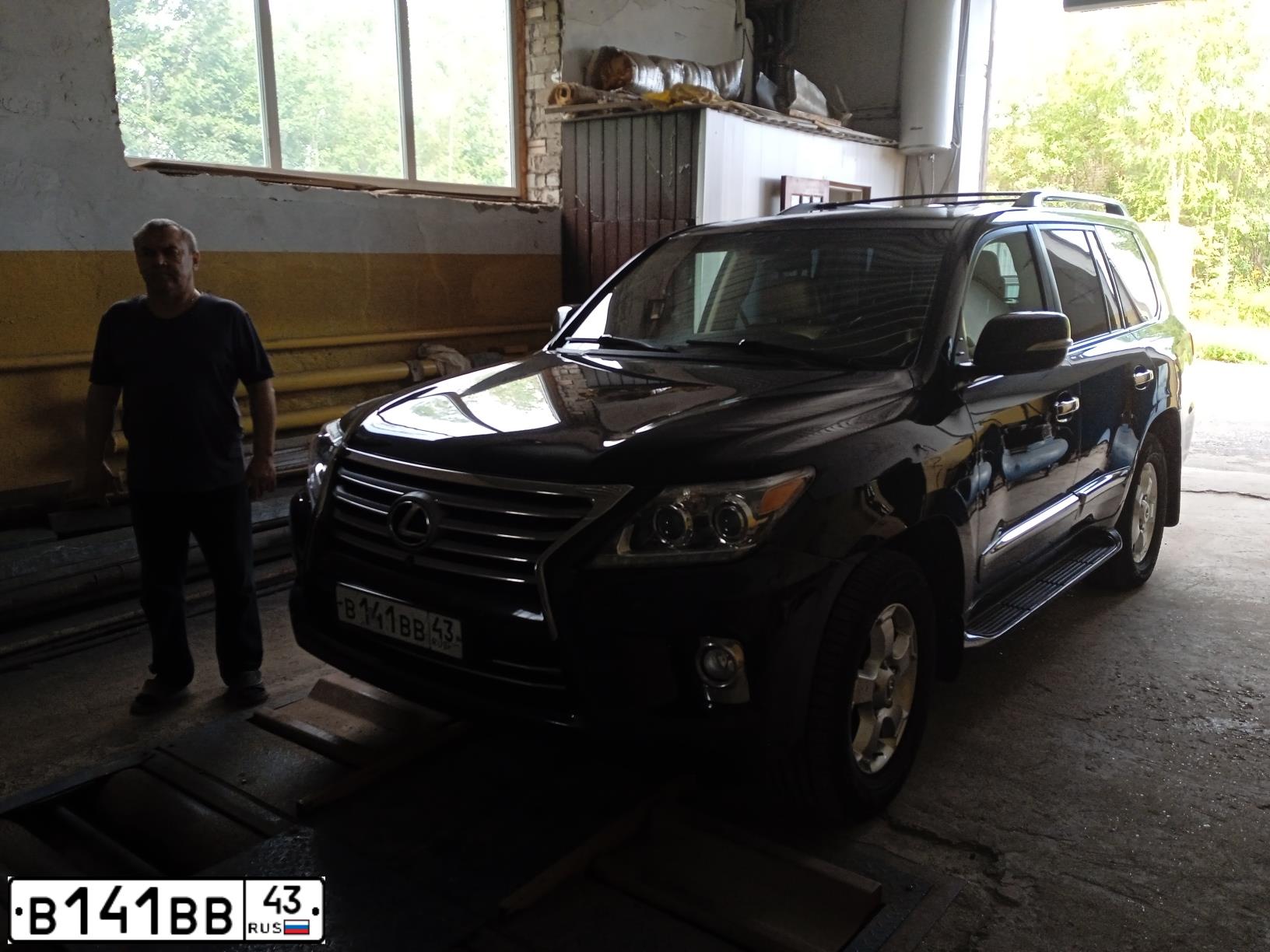 Фото автомобиля LEXUS LX, 2012 — госномер В141ВВ43. Цвет: ЧЕРНЫЙ