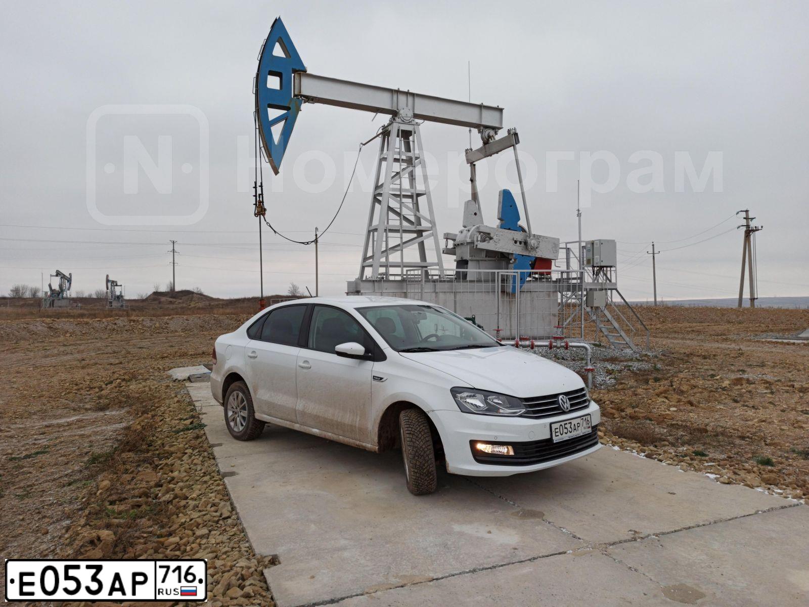 Фото автомобиля VOLKSWAGEN POLO, 2019 — госномер Е053АР716. Цвет: Белый