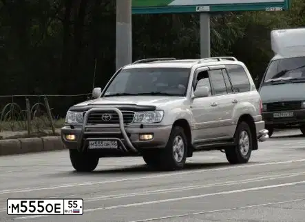 Фото автомобиля TOYOTA LANDCRUISER 200, 2011 — госномер М555ОЕ55. Цвет: БЕЛЫЙ