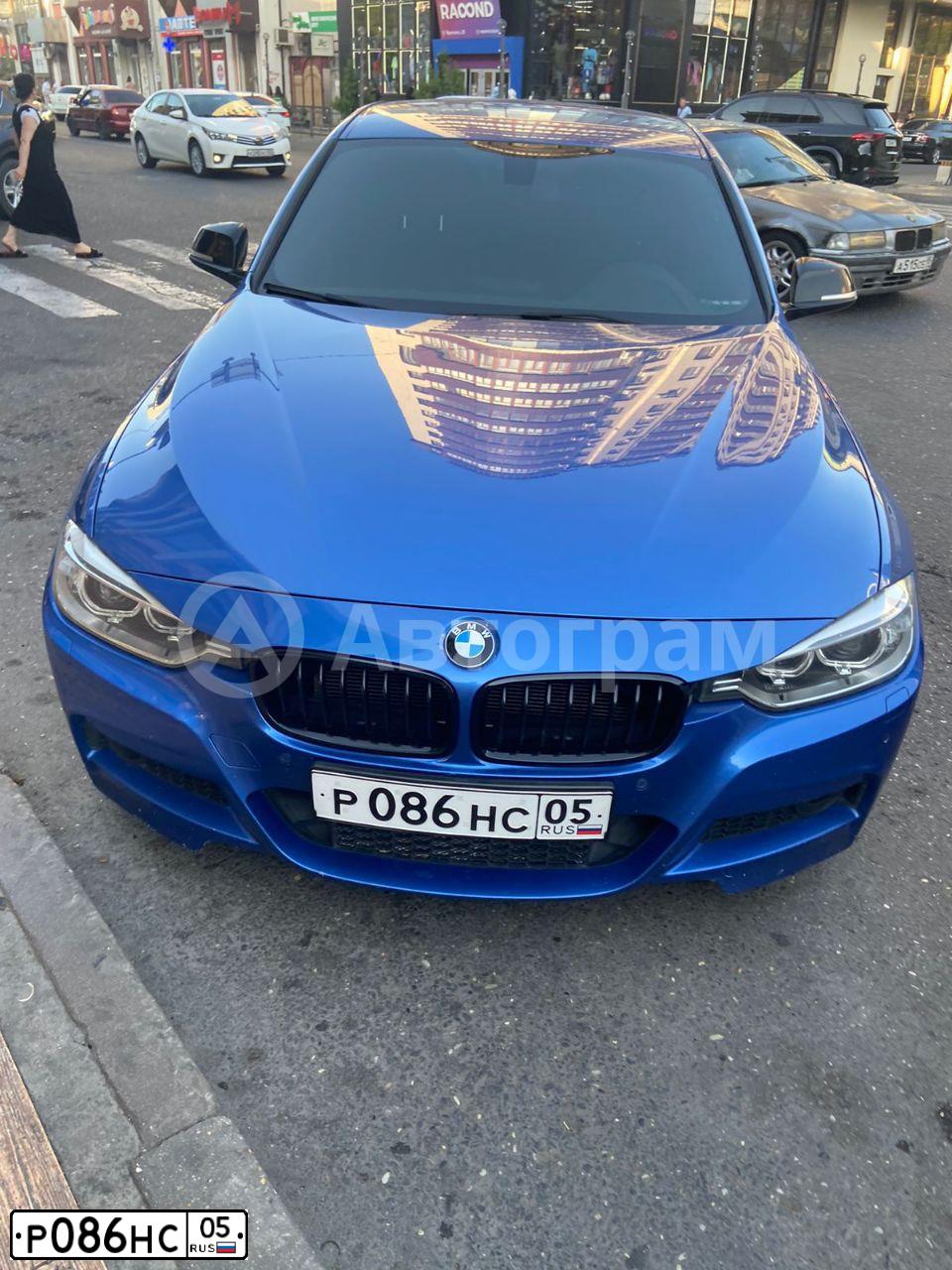 Фото автомобиля BMW SERIE 3, 2014 — госномер М003РЕ90. Цвет: синий