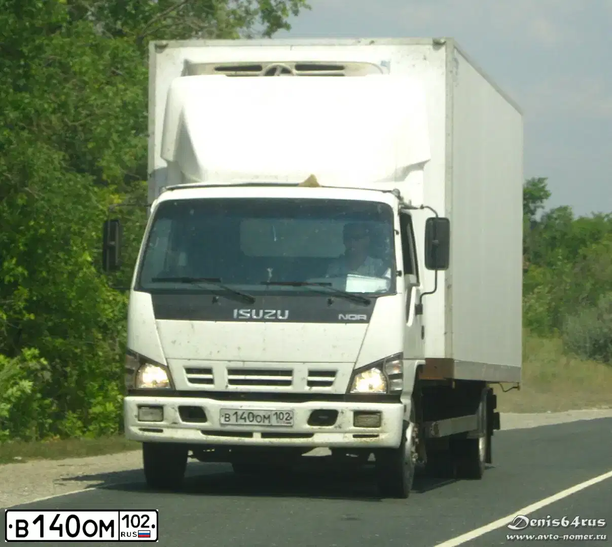 Фото автомобиля ISUZU NQR, 2010 — госномер В140ОМ102. Цвет: БЕЛЫЙ
