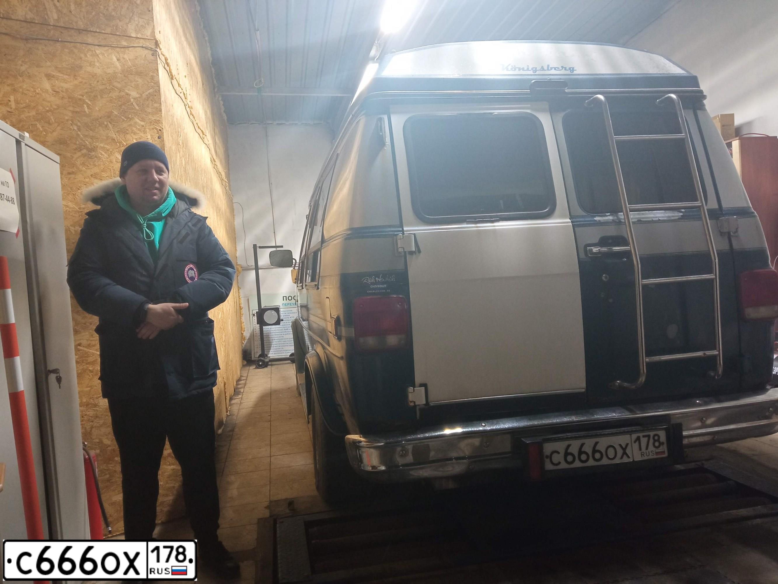 Фото автомобиля CHEVROLET UNSPECIFIED, 1990 — госномер С666ОХ178. Цвет: СЕРО-СИНИЙ