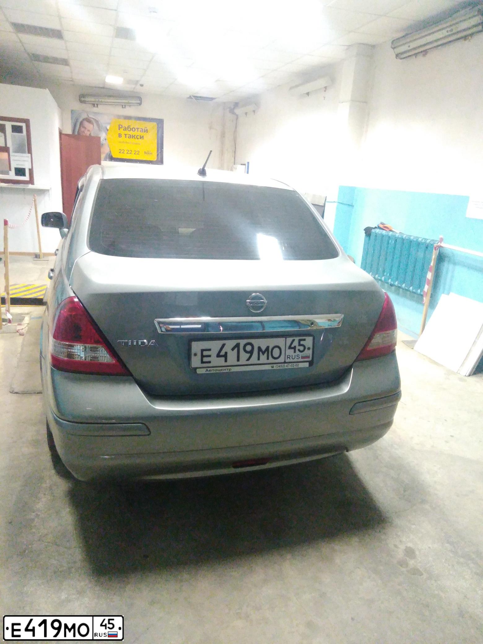 Фото автомобиля NISSAN TIIDA, 2010 — госномер Е419МО45. Цвет: СЕРЫЙ