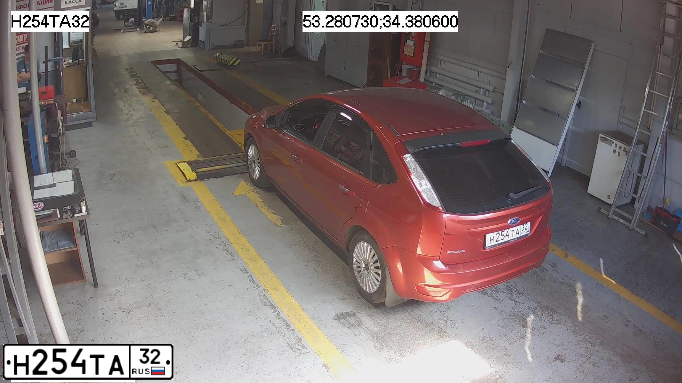 Фото автомобиля FORD FOCUS, 2010 — госномер Н254ТА32. Цвет: КРАСНО-ОРАНЖЕВЫЙ