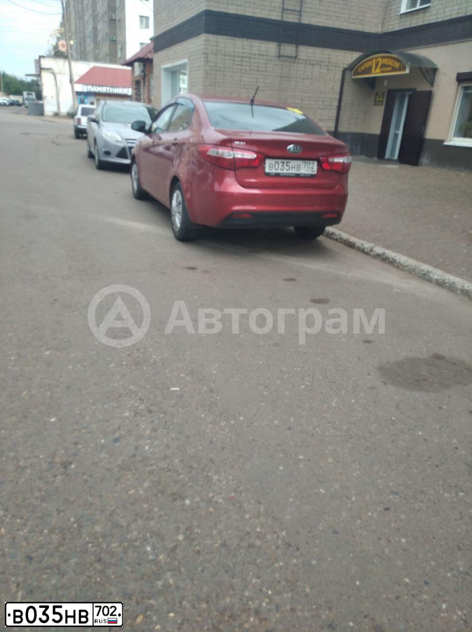 Фото автомобиля KIA RIO, 2013 — госномер В035НВ702. Цвет: Красный