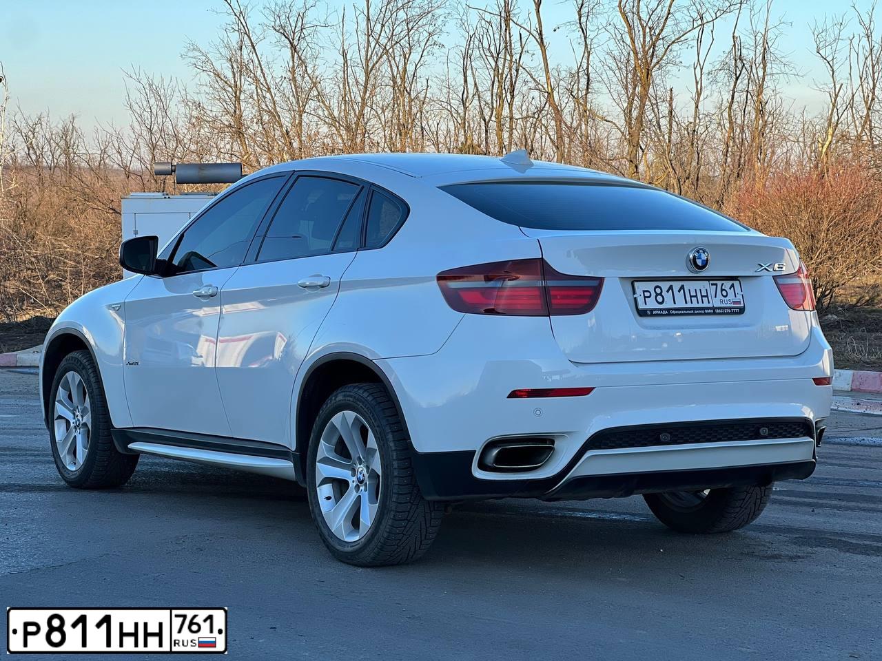 Фото автомобиля BMW X6, 2009 — госномер Р033НТ761. Цвет: Белый