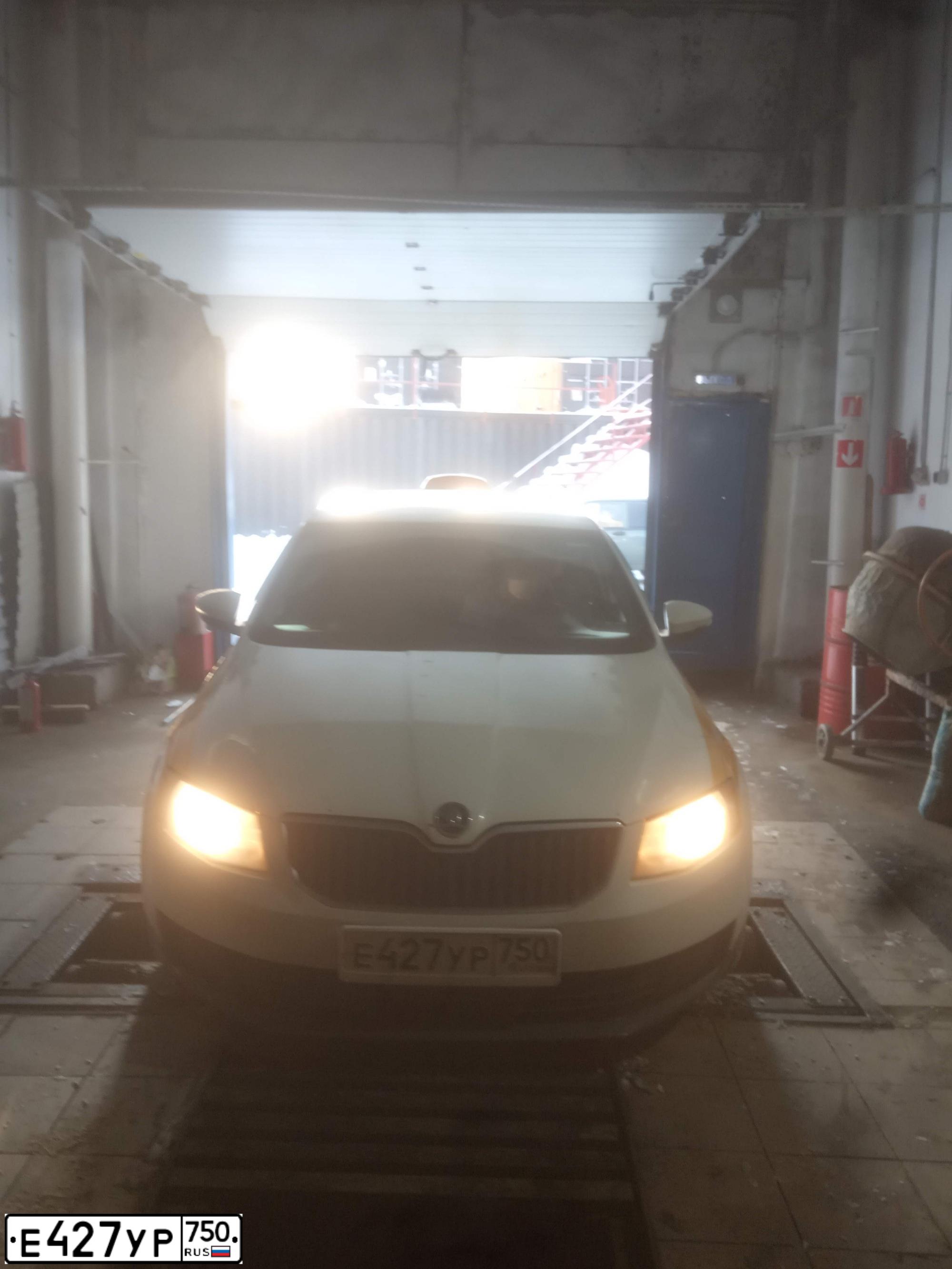 Фото автомобиля SKODA OCTAVIA, 2016 — госномер В744ЕН550. Цвет: БЕЛЫЙ