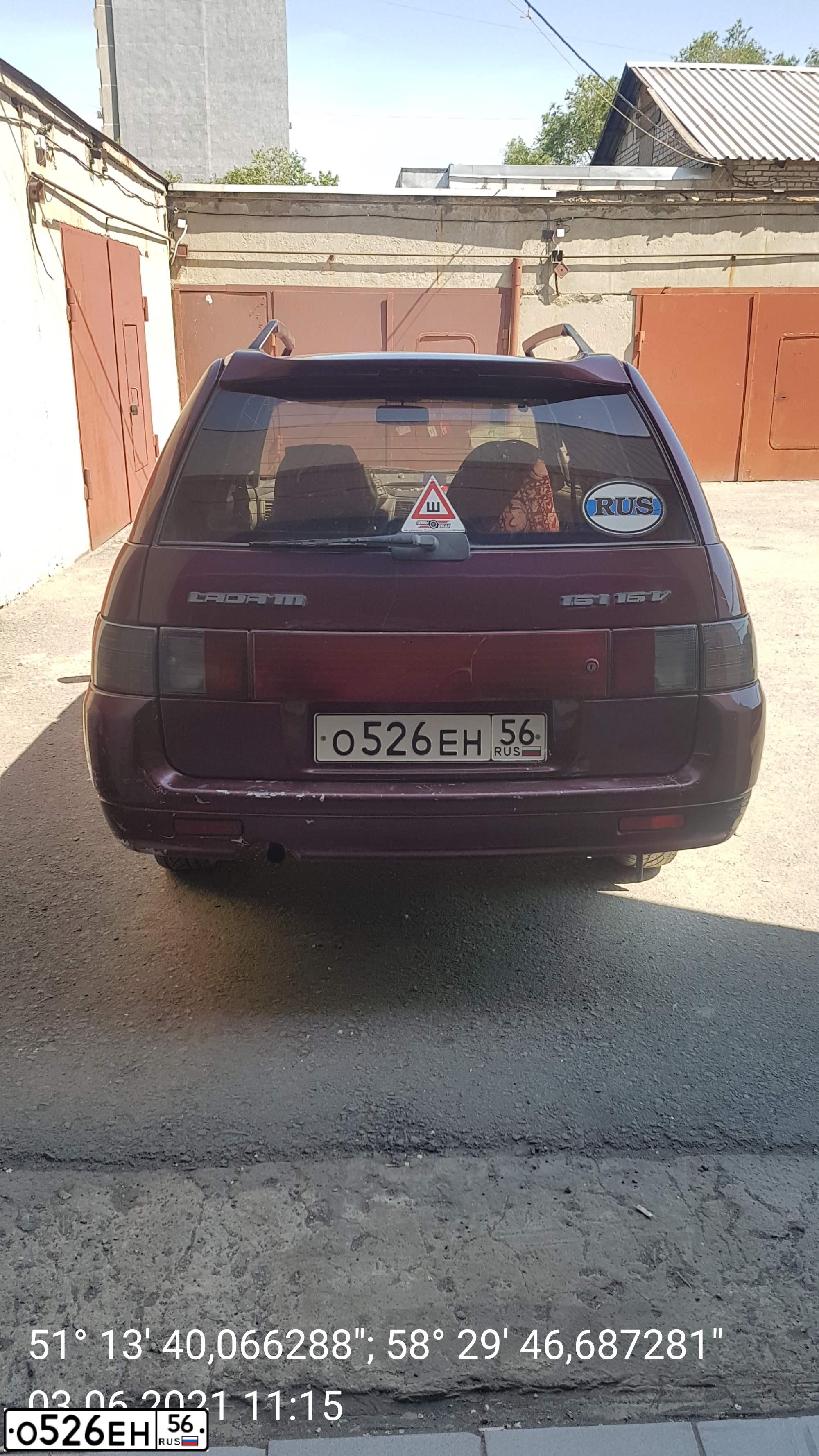 Фото автомобиля LADA 2111, 2005 — госномер О526ЕН56. Цвет: ТЕМНО-КРАСНЫЙ