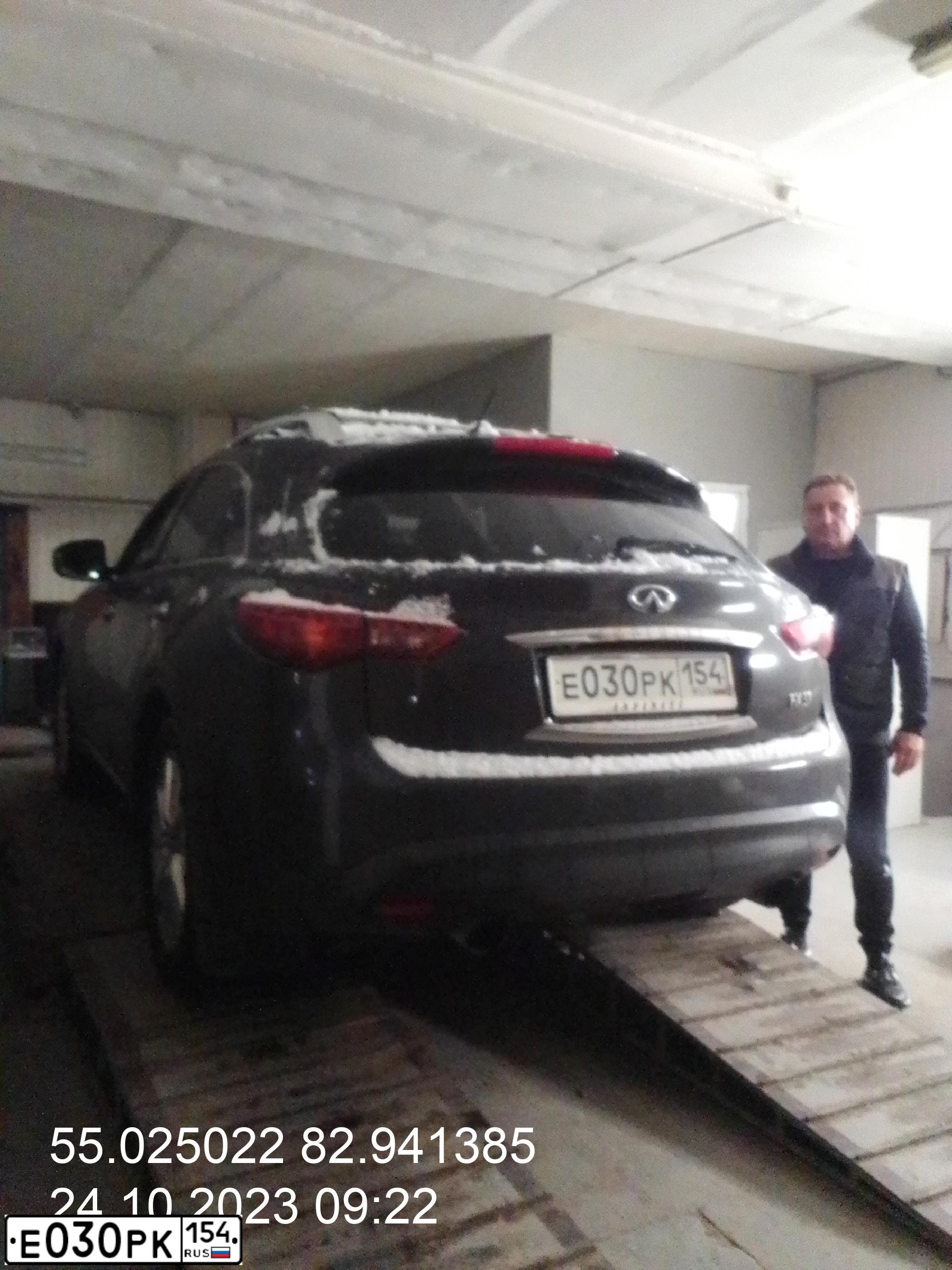 Фото автомобиля INFINITI QX70 /FX/, 2013 — госномер В444ВС178. Цвет: Коричневый