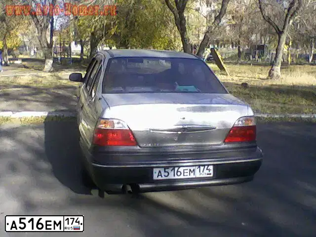 Фото автомобиля DAEWOO NEXIA, 2005 — госномер Р985СЕ174. Цвет: СВЕТЛО-СЕРЫЙ