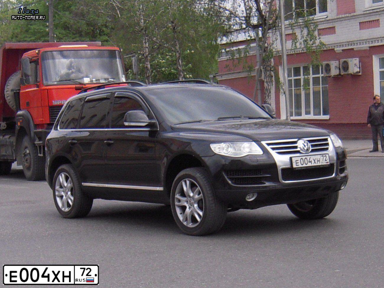 Фото автомобиля VOLKSWAGEN TIGUAN, 2011 — госномер Е004КН72. Цвет: ВИШНЕВО-КРАСНЫЙ