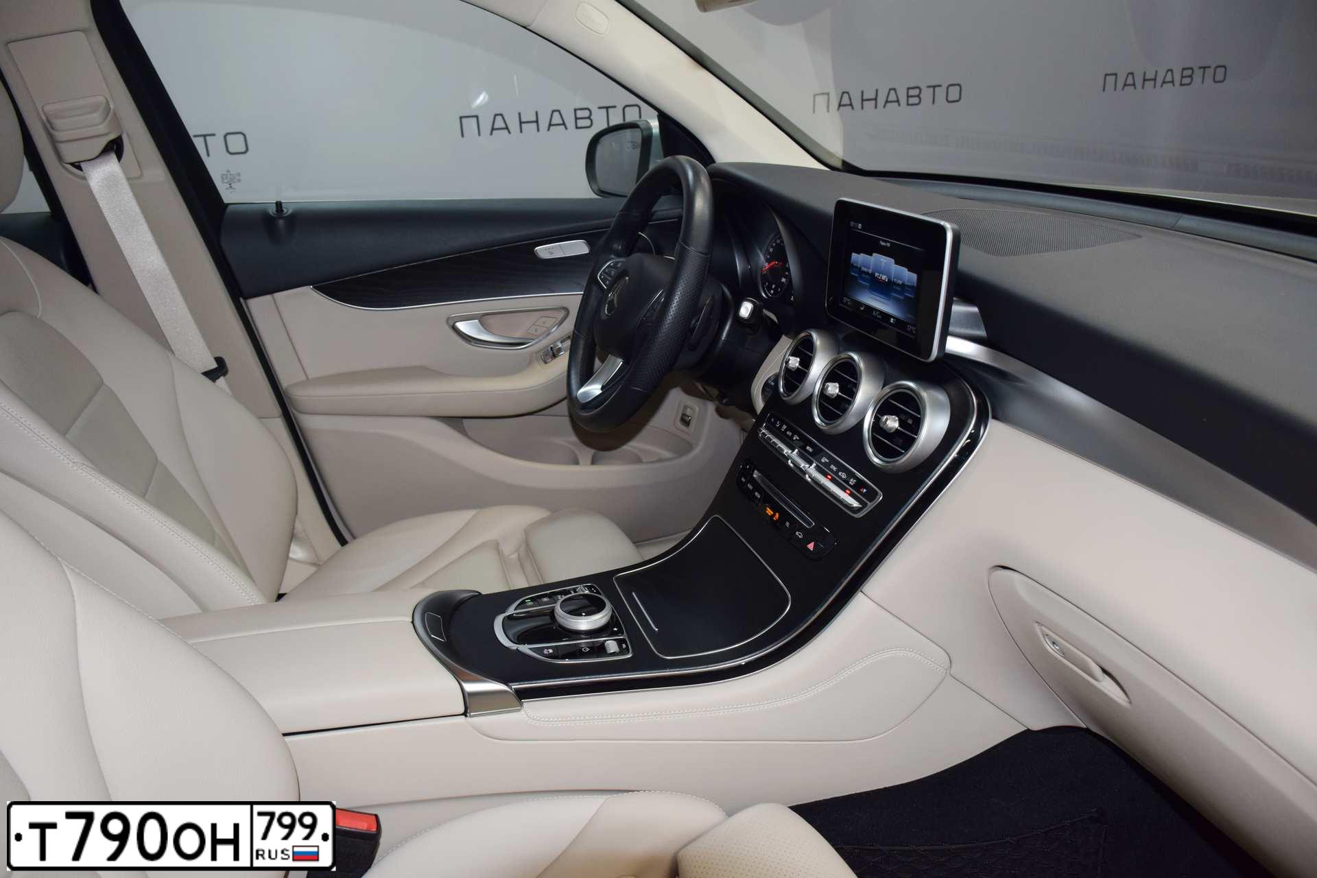 Фото автомобиля MERCEDES GLC-KLASSE, 2019 — госномер Р182ЕА977. Цвет: Серебристый