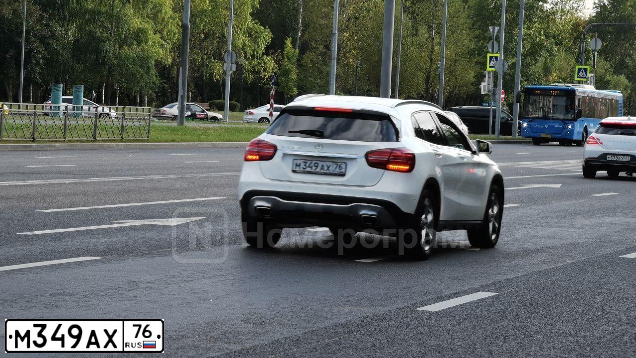 Фото автомобиля MERCEDES GLA-KLASSE, 2018 — госномер М349АХ76. Цвет: БЕЛЫЙ