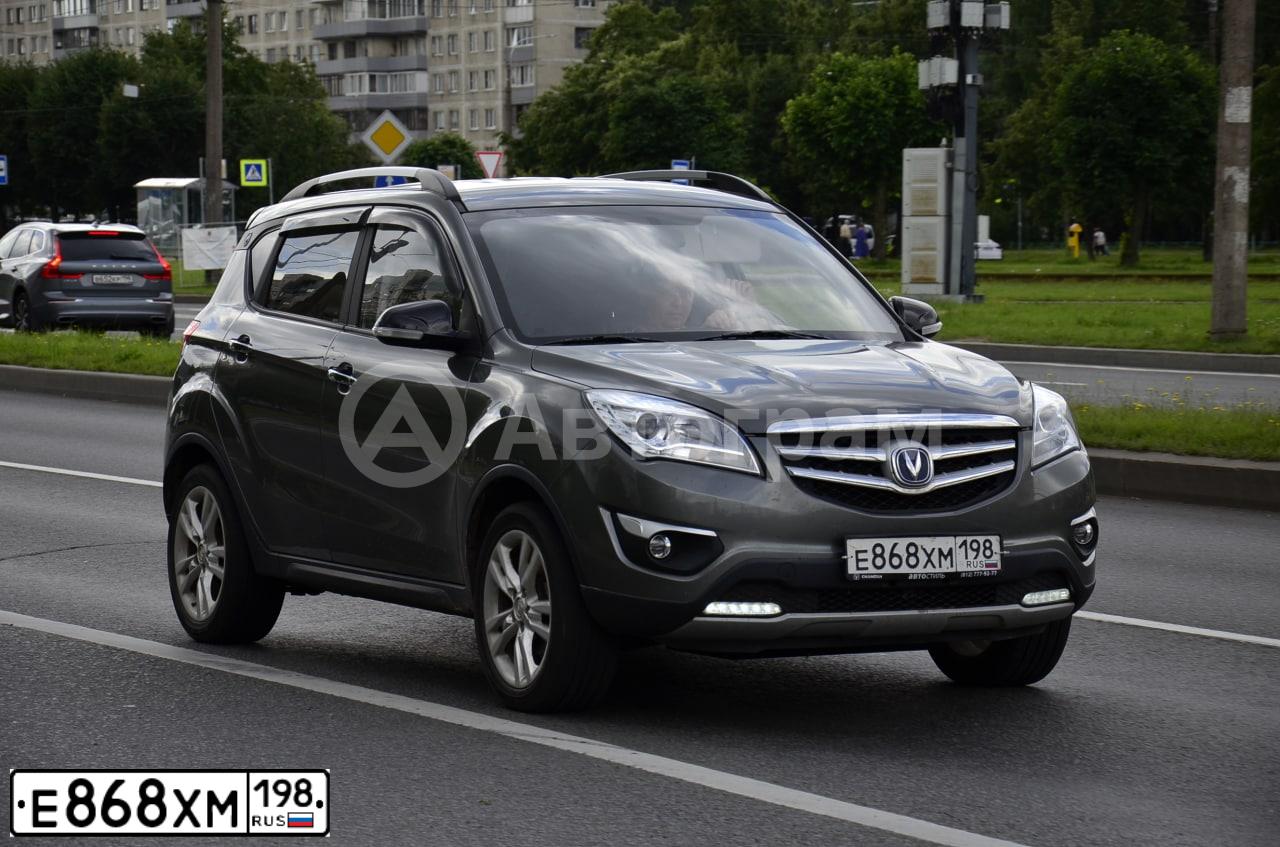 Фото автомобиля CHANGAN CS35, 2019 — госномер Е868ХМ198. Цвет: ГРАФИТ