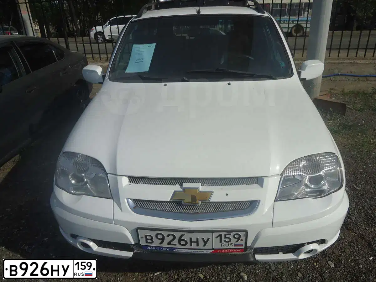 Фото автомобиля CHEVROLET NIVA, 2011 — госномер В926НУ159. Цвет: ЯРКО-БЕЛЫЙ