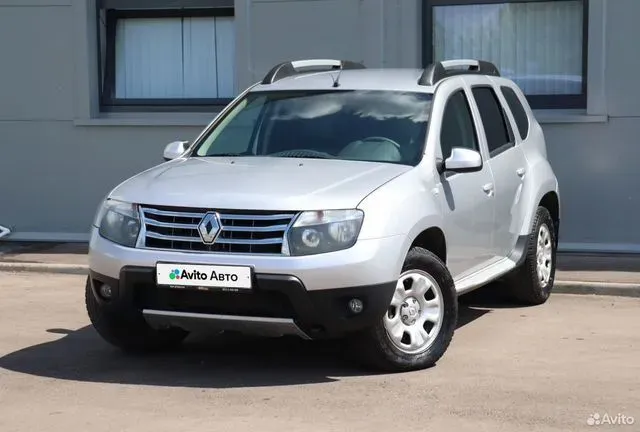 Фото автомобиля RENAULT DUSTER, 2013 — госномер М050ХС164. Цвет: СВЕТЛО-СЕРЫЙ