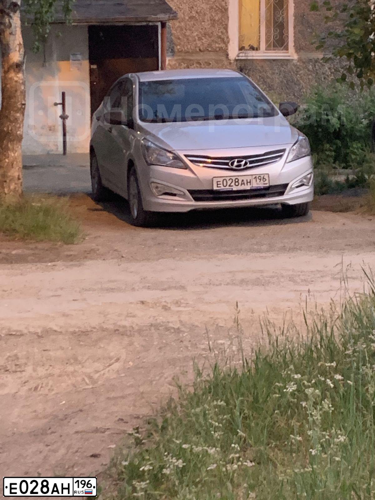 Фото автомобиля HYUNDAI SOLARIS, 2015 — госномер Е028АН196. Цвет: СВЕТЛО-СЕРЫЙ