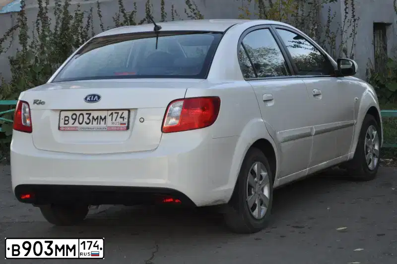 Фото автомобиля KIA RIO, 1910 — госномер В520СО702. Цвет: Белый