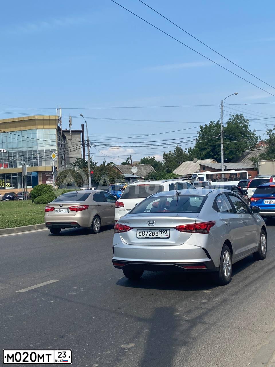 Фото автомобиля KIA RIO, 2014 — госномер О694ОР123. Цвет: БЕЖЕВЫЙ
