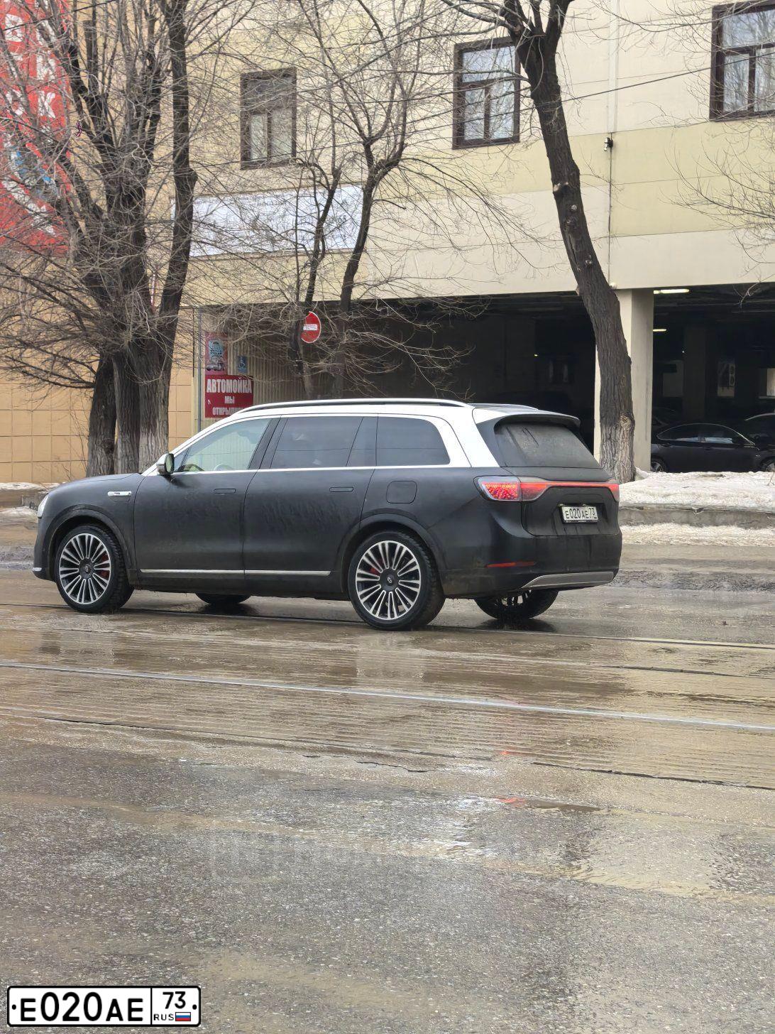 Фото автомобиля LANDROVER DISCOVERY, 2012 — госномер Е020АЕ73. Цвет: СЕРЫЙ