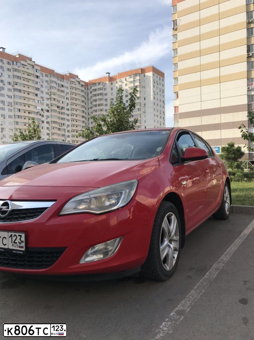 Фото автомобиля OPEL ASTRA, 2010 — госномер В681ОВ09. Цвет: Красный