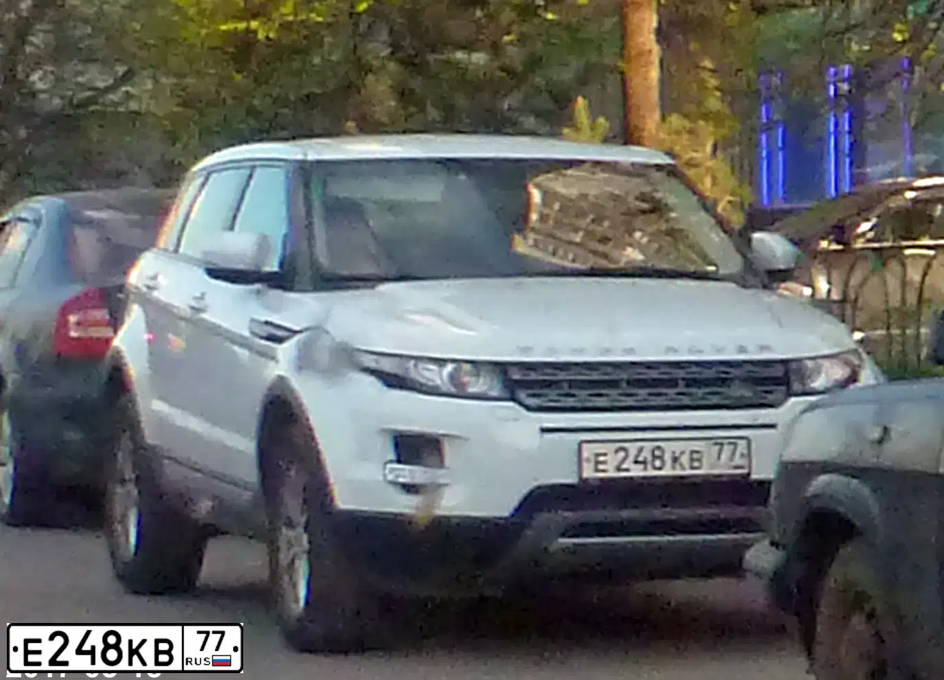 Фото автомобиля LANDROVER RANGE ROVER EVOQUE, 2013 — госномер К363РН21. Цвет: ЯРКО-БЕЛЫЙ