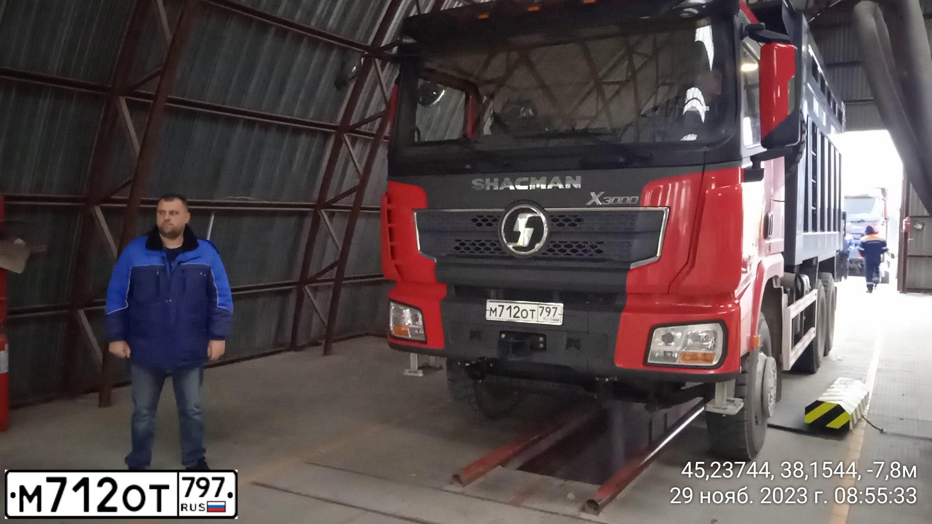 Фото автомобиля SHACMAN SX3258DR384, 2023 — госномер М712ОТ797. Цвет: Красный
