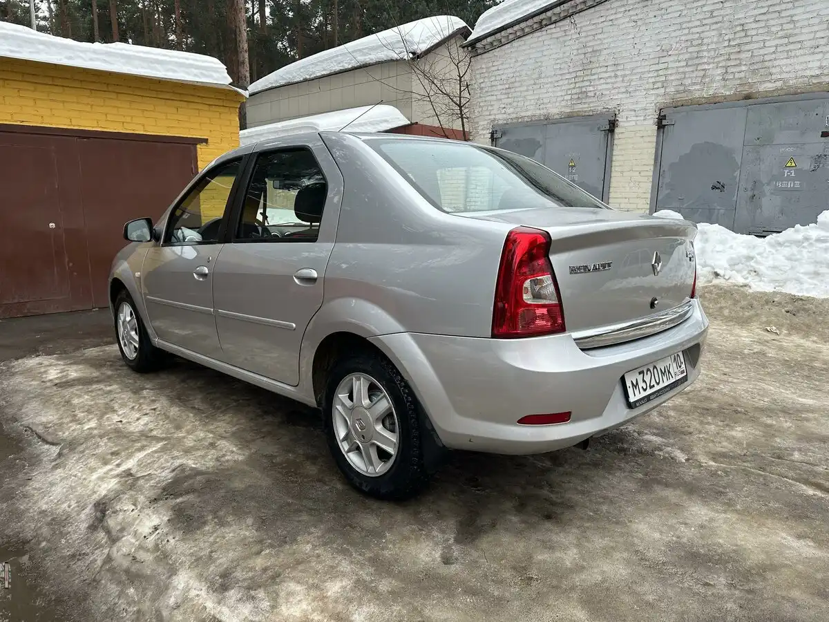 Фото автомобиля RENAULT T LOGAN, 2014 — госномер М320МК10. Цвет: СВЕТЛО-СЕРЫЙ