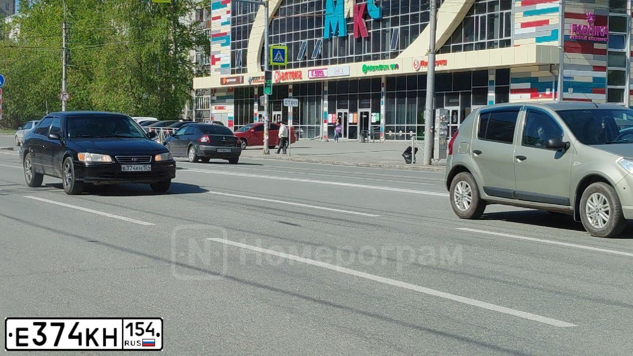 Фото автомобиля LEXUS RX, 2005 — госномер Р394АТ154. Цвет: СЕРЫЙ