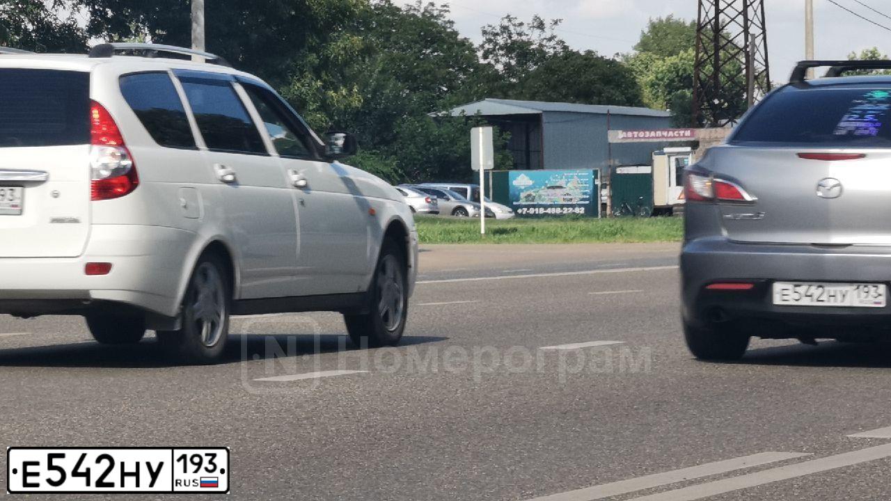 Фото автомобиля MAZDA 3, 2009 — госномер Е542НУ193. Цвет: Серебристый