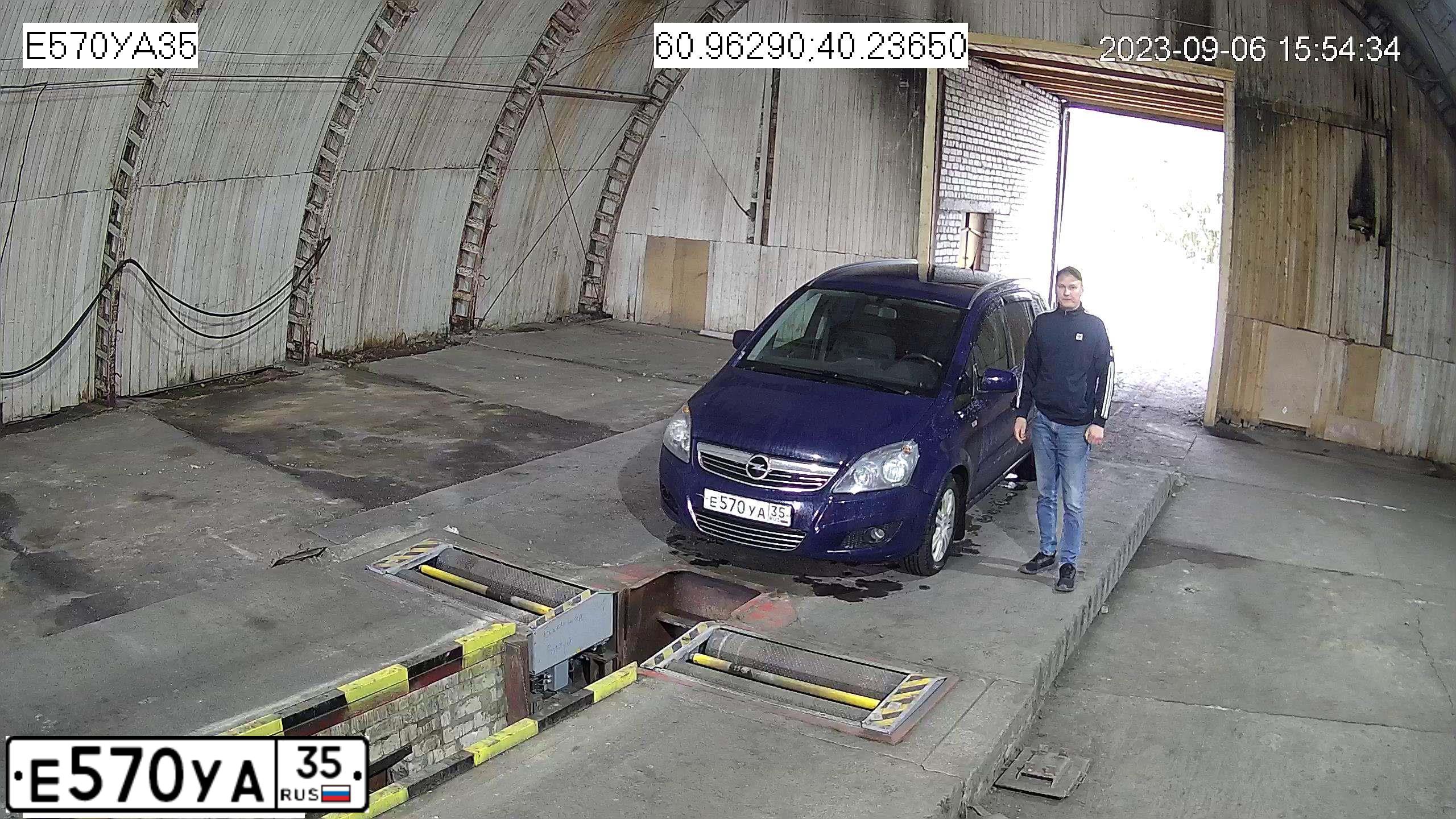 Фото автомобиля OPEL ZAFIRA, 2012 — госномер Е570УА35. Цвет: СИНИЙ