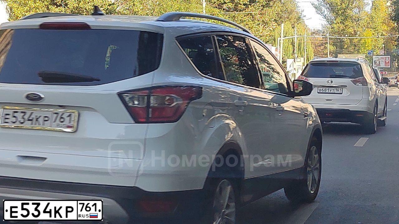 Фото автомобиля FORD KUGA, 2016 — госномер У333НО26. Цвет: Белый