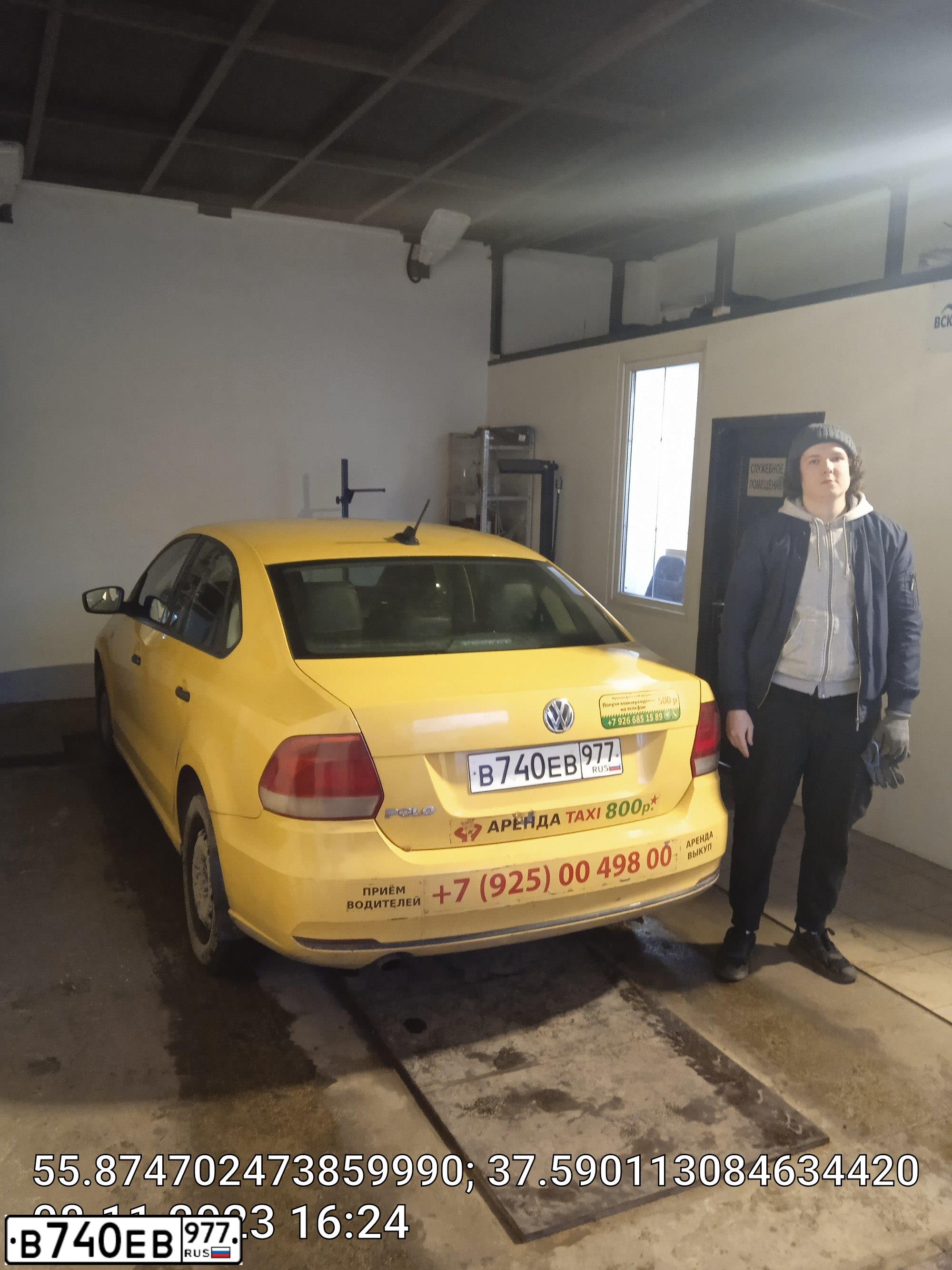 Фото автомобиля VOLKSWAGEN POLO, 2018 — госномер В740ЕВ977. Цвет: БЕЛЫЙ-ЖЕЛТЫЙ-СЕРЫЙ