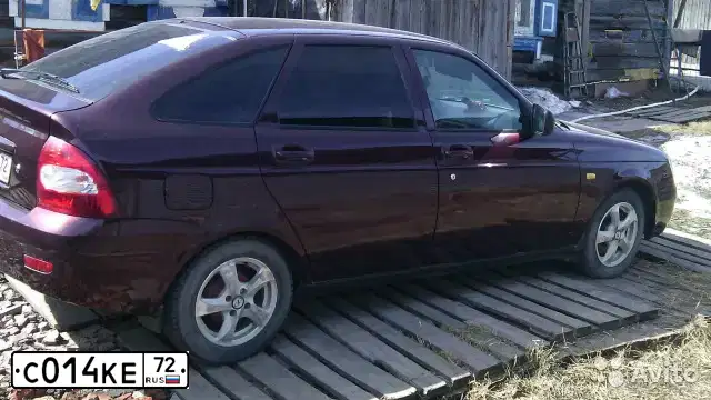 Фото автомобиля LADA 2172 PRIORA, 2011 — госномер Р577СР72. Цвет: ТЕМНО-ВИШНЕВЫЙ