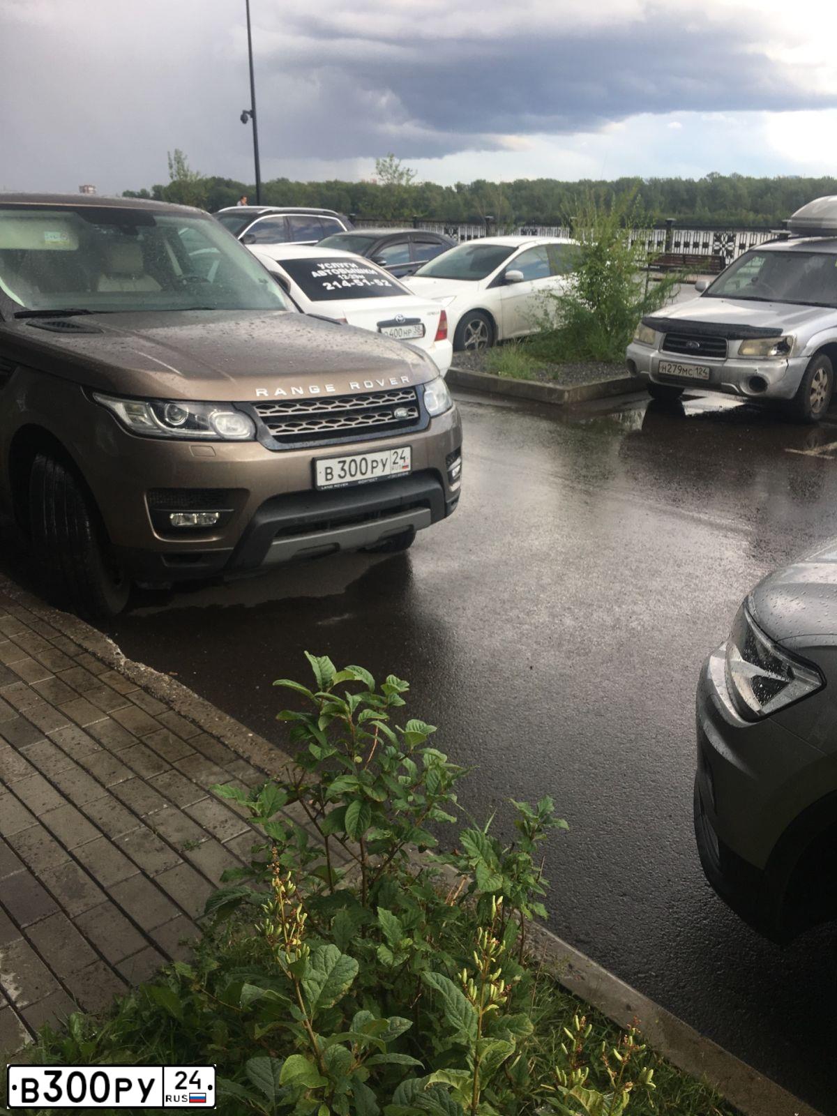 Фото автомобиля LANDROVER RANGE ROVER SPORT, 2014 — госномер К899ТР125. Цвет: бронзовый