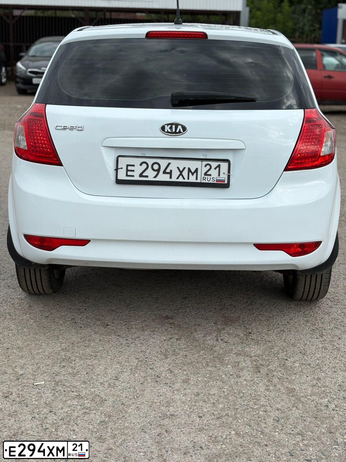 Фото автомобиля KIA CEE'D, 2010 — госномер Е294ХМ21. Цвет: Белый