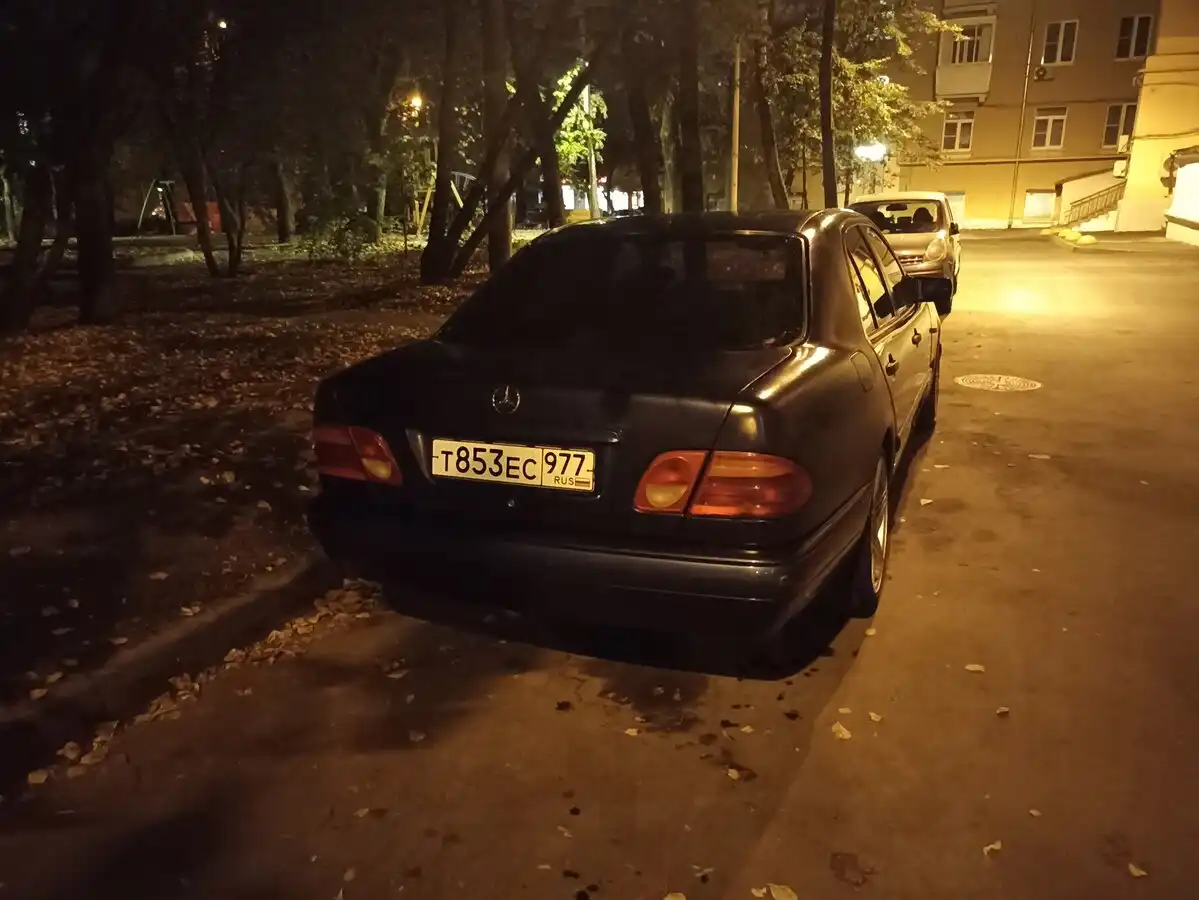 Фото автомобиля MERCEDES E-KLASSE, 1996 — госномер Т853ЕС977. Цвет: Темно-синий