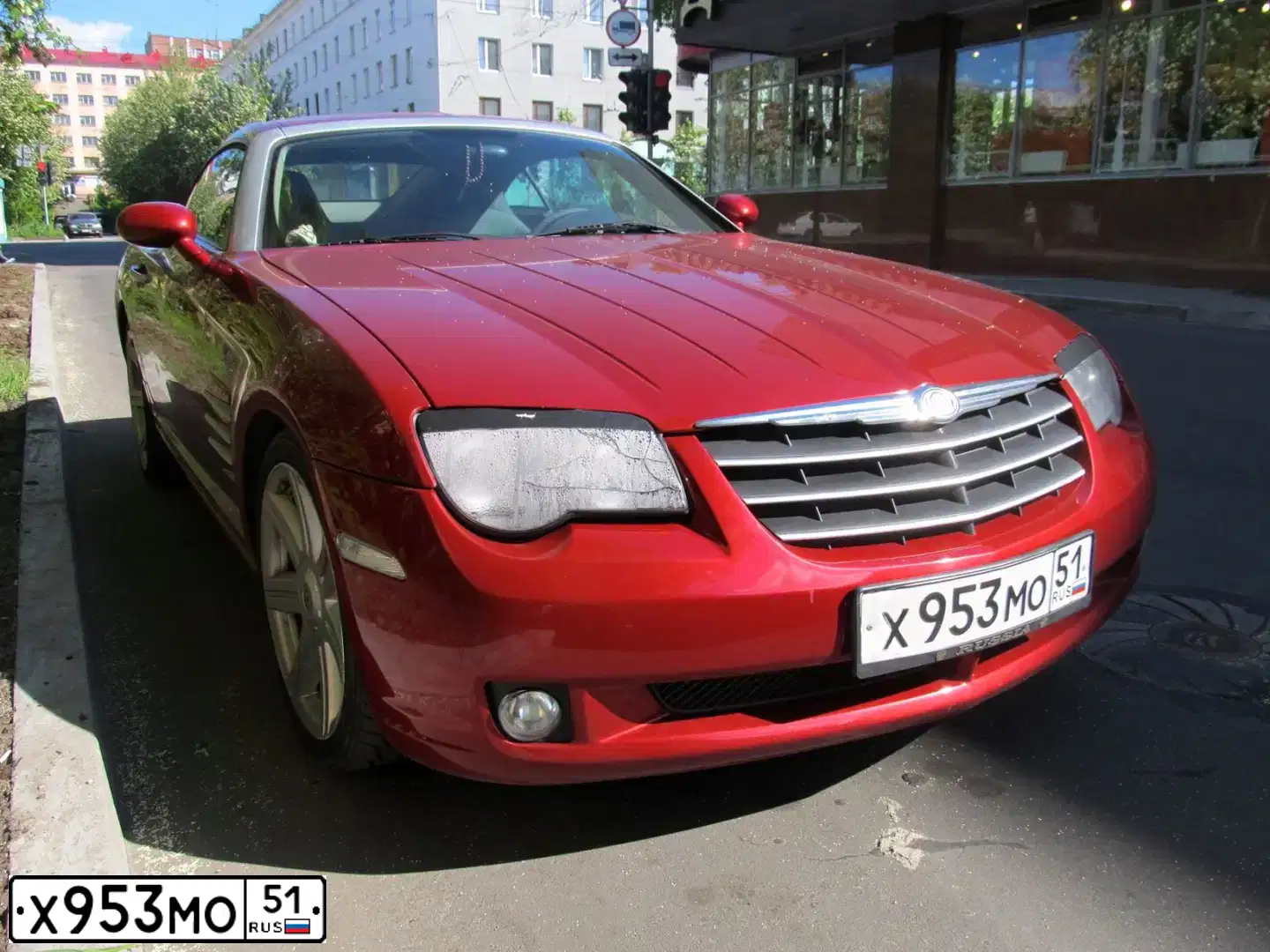 Фото автомобиля CHRYSLER CROSSFIRE, 2003 — госномер М422СУ60. Цвет: ВИШНЕВЫЙ