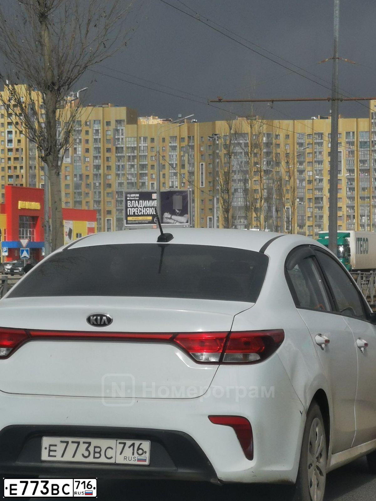 Фото автомобиля KIA RIO, 2019 — госномер Е773ВС716. Цвет: БЕЛЫЙ