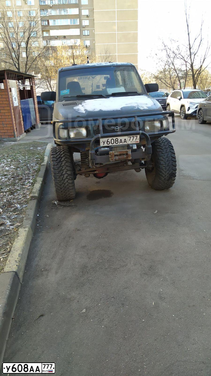 Фото автомобиля UAZ Z 3160 PATRIOT, 1999 — госномер У608АА777. Цвет: ЗЕЛЕНЫЙ ТЕМНЫЙ