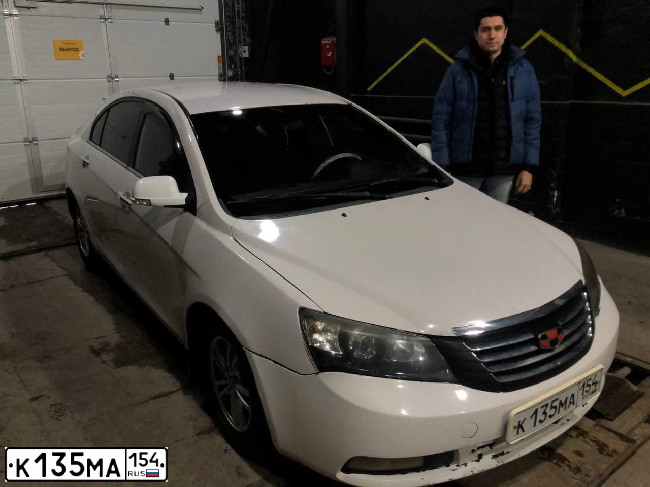 Фото автомобиля GEELY EMGRAND, 2013 — госномер К135МА154. Цвет: Белый