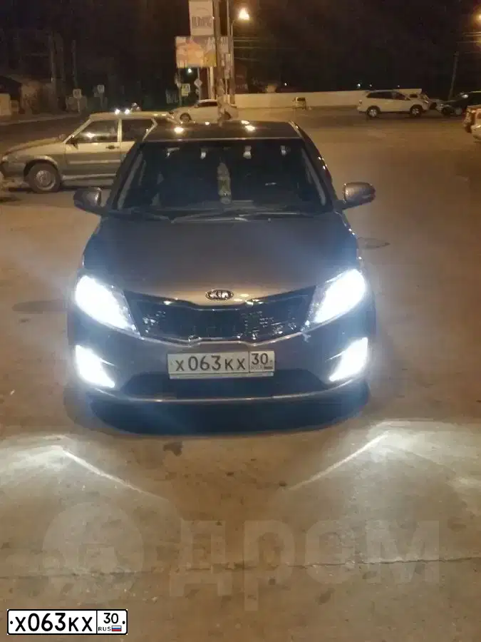 Фото автомобиля KIA RIO, 2013 — госномер Х063КХ30. Цвет: СЕРЫЙ
