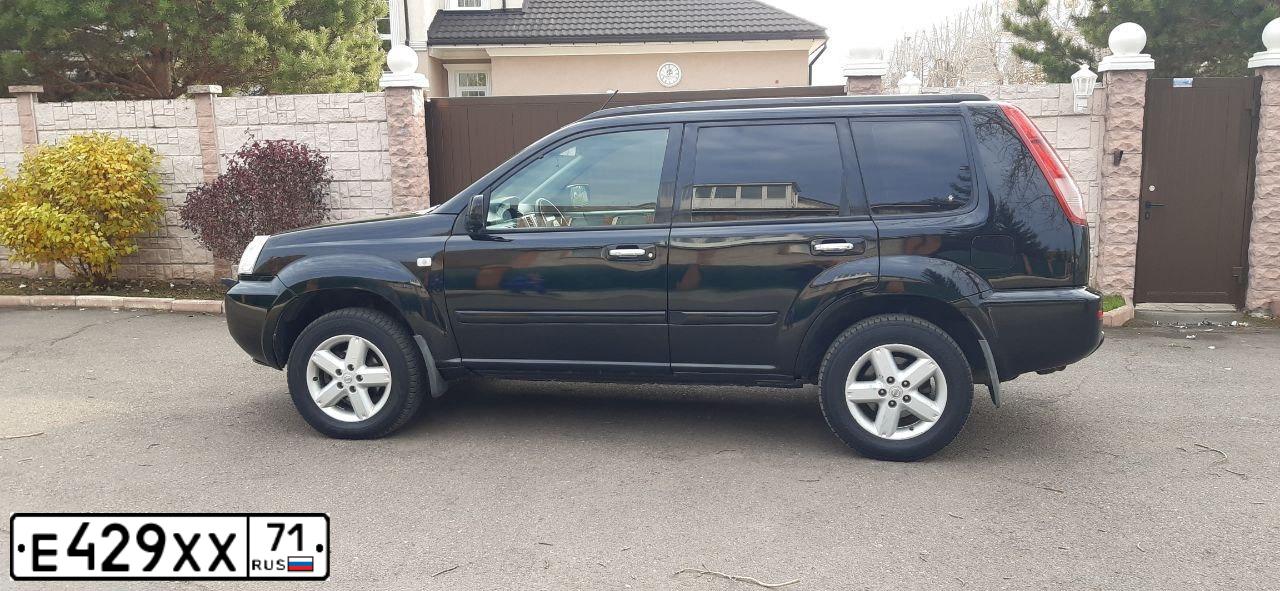 Фото автомобиля NISSAN X-TRAIL, 2007 — госномер Е022РР124. Цвет: ЧЕРНЫЙ