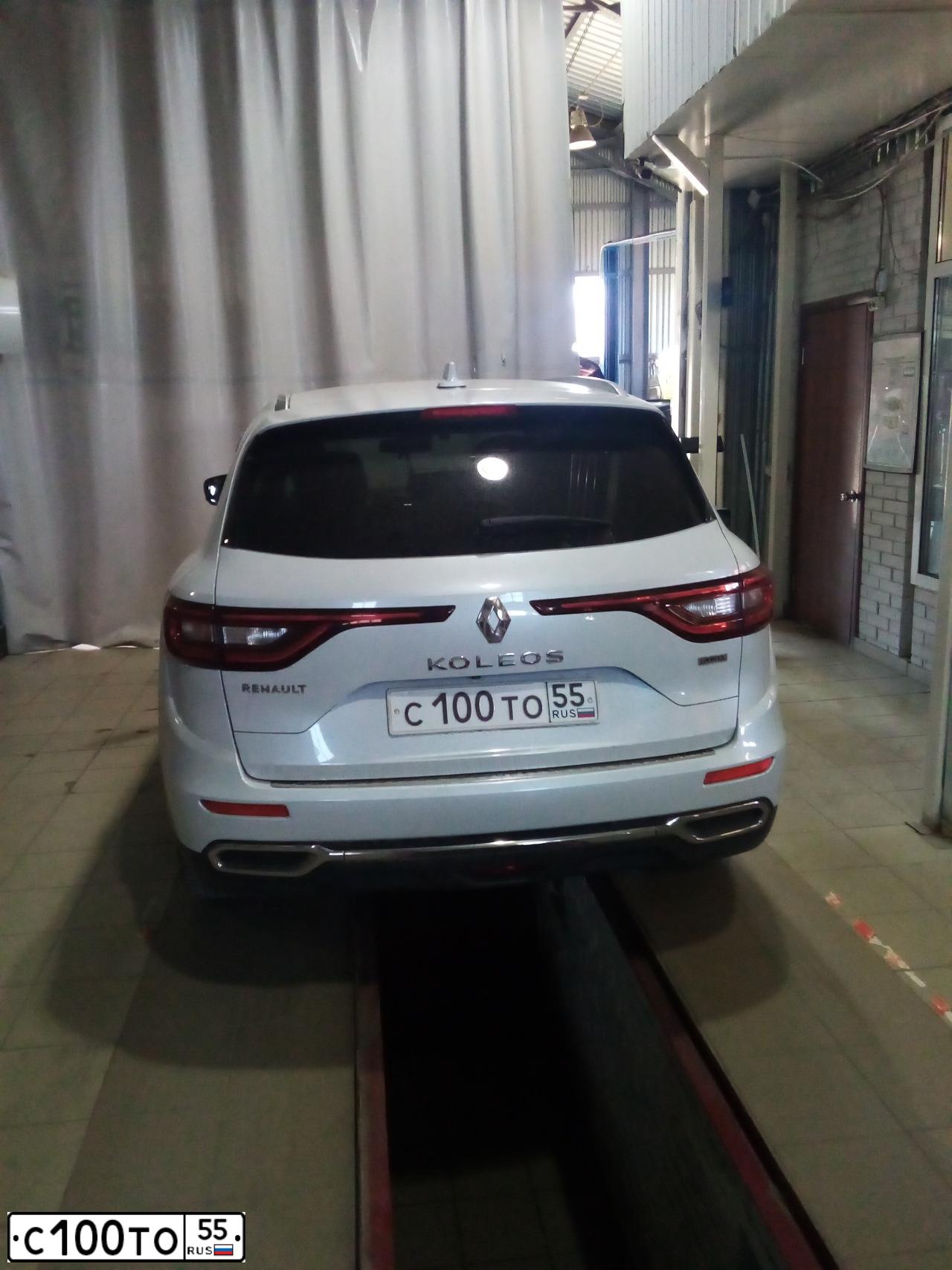 Фото автомобиля RENAULT KOLEOS, 2017 — госномер С100ТО55. Цвет: БЕЛЫЙ
