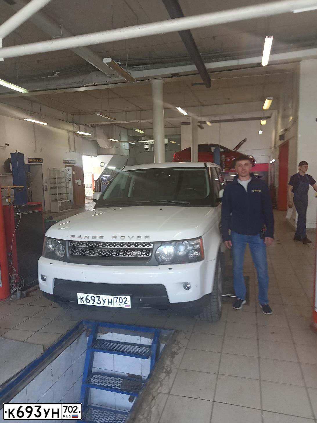 Фото автомобиля LANDROVER RANGE ROVER SPORT, 2010 — госномер М001КЕ02. Цвет: Белый